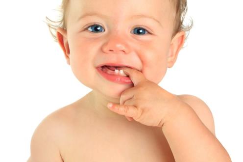 照顾孩子第一颗牙的10个小贴士