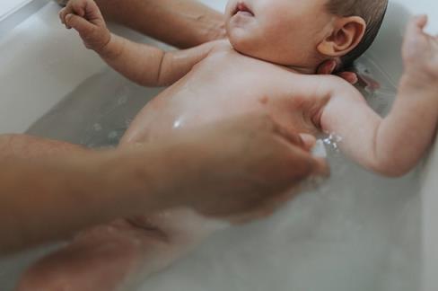 你应该多久给新生儿洗澡一次?