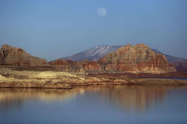 犹他州可能过度使用其科罗拉多河的土地。这可能会导致美国水资源前所未有的减少