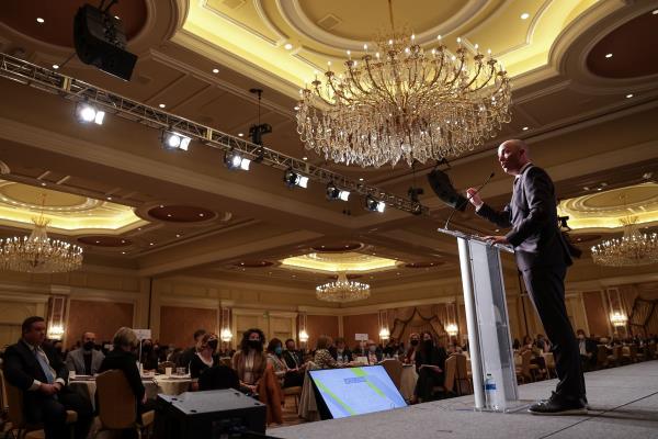 Gov. Spencer Cox speaks at the 2022 Utah Eco<em></em>nomic Outlook &amp; Public Policy Summit.