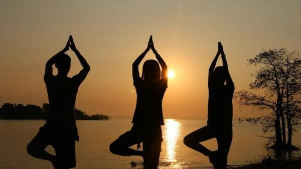 超过1000人参加了沙特阿拉伯举办的首届瑜伽节