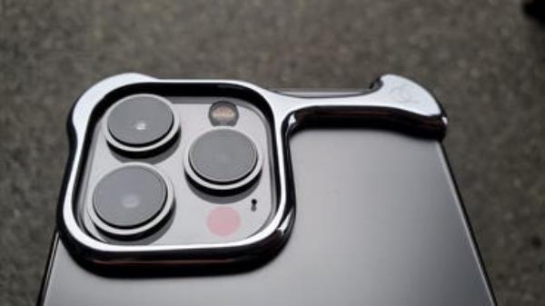 电弧脉冲保护套和蓝宝石屏幕保护器的苹果iPhone 13评论:惊人的设计，优质的pr