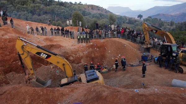 摩洛哥救援人员正在挖掘被困在井里不到一米的儿童