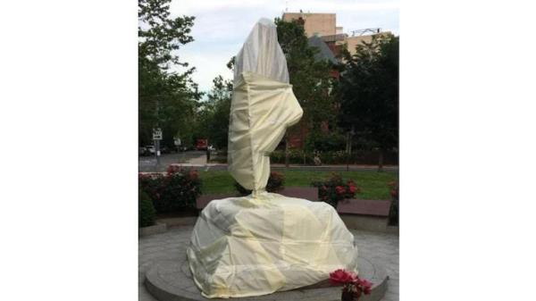 8英尺高的圣雄甘地雕像在纽约遭到破坏