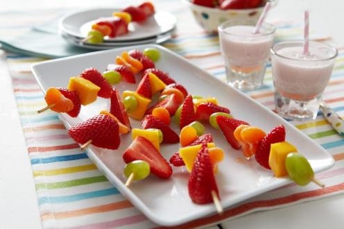 fruit-kebabs-with-strawberry-milk_51948