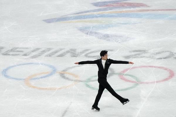 在陈冠欣的带领下，美国花样滑冰选手赢得了2022年冬奥会的首枚奖牌