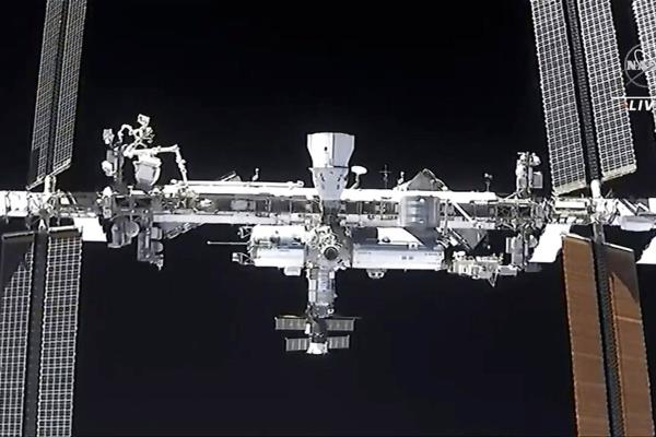 The internatio<em></em>nal space station, seen from the SpaceX Crew Dragon spacecraft.