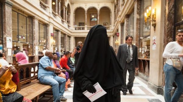 从凯末尔•帕夏(Kemal Pasha)的土耳其到尼古拉•萨科齐(Nicolas Sarkozy)的法国，关于希贾布(hijab)和布卡(burqa)的争吵不绝于耳