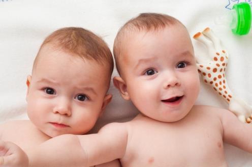 如何母乳喂养双胞胎