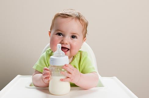 用奶瓶喂养对牛奶过敏的婴儿