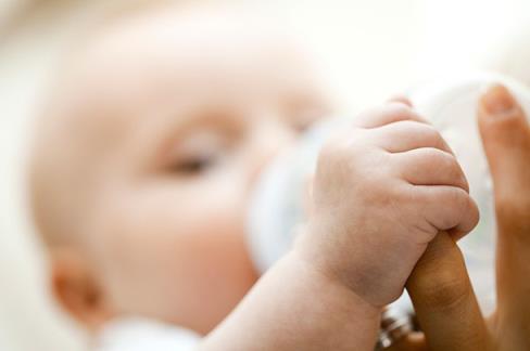 当你在用奶瓶喂宝宝时，如何抱着你的宝宝