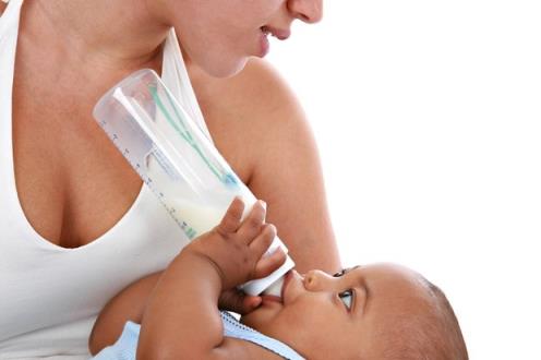 用母乳和奶瓶喂养宝宝