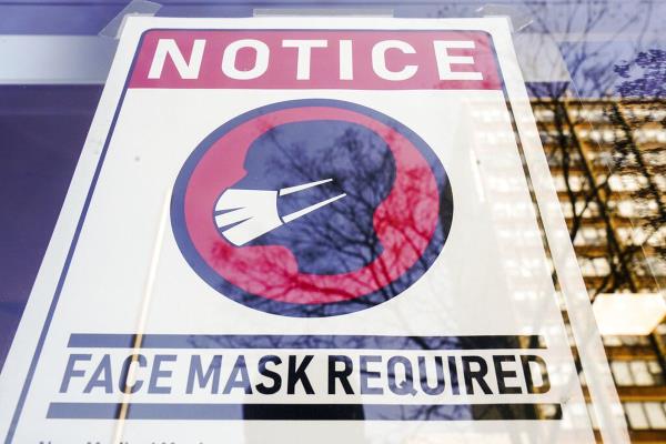 A sign requiring masks.