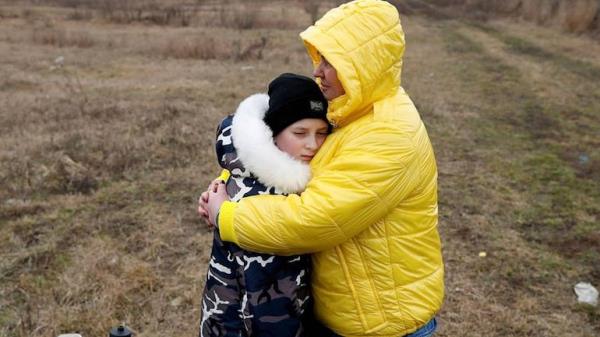 在乌克兰边境，一名匈牙利妇女将陌生人的孩子带到安全的地方