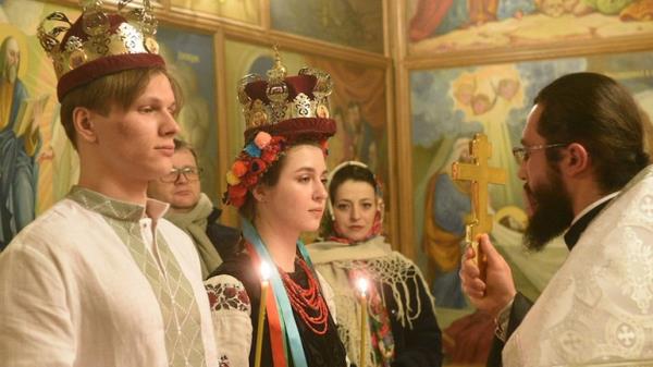 在俄罗斯入侵之际，一对乌克兰夫妇在警报声中结婚