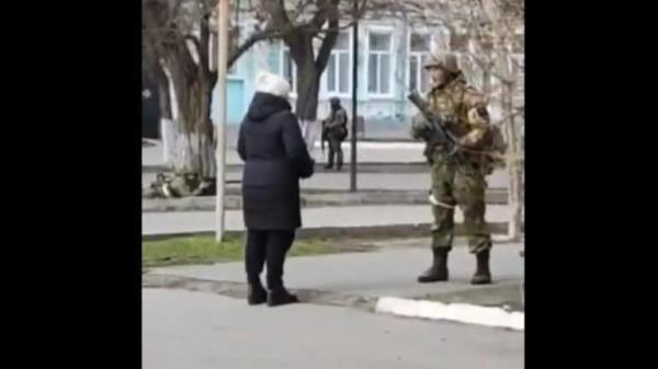 brave Ukrainian woman co<em></em>nfronting a Russian soldier