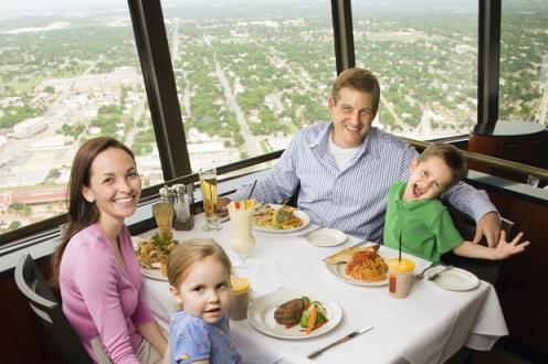 why-your-toddler-misbehaves-in-restaurants_25325