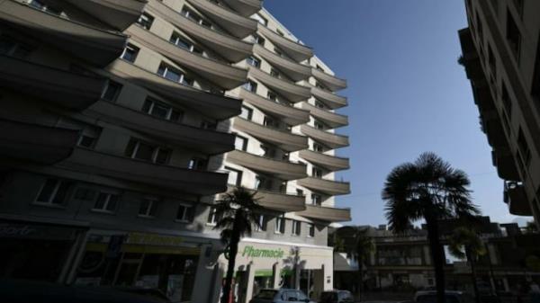 A family of five jumped off the balcony on the seventh floor in an upmarket neighbourhood of the Swiss town of Mo<em></em>ntreux on Thursday.