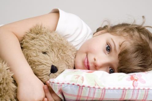 12种方法让你的孩子在炎热的天气睡觉时保持凉爽
