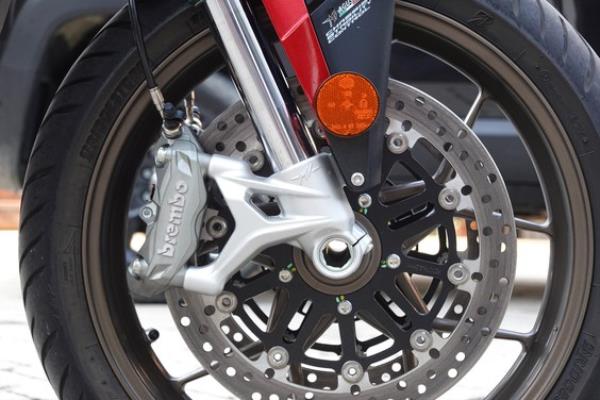 2023 MV Agusta Turismo Veloce RC SCS |摩托车评论