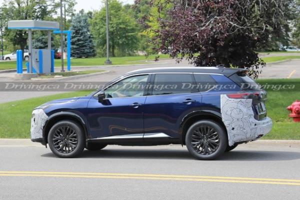 Spy shot of tested Nissan Rogue