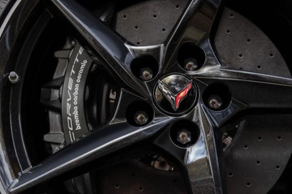 Close up view of aluminum wheel with Gloss Black finish on 2024 Chevrolet Corvette E-Ray 3LZ