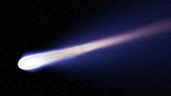 巨大的火山彗星带着再生的“角”冲向地球