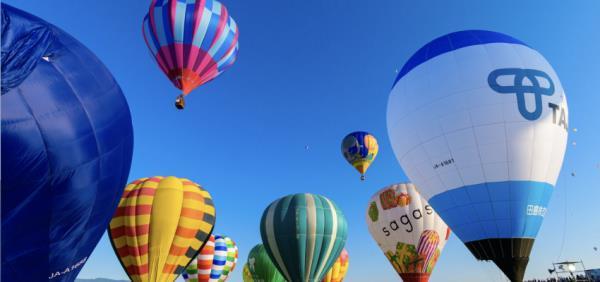 见证超过100个独特的热气球在宁静的佐贺乡村上空飞行