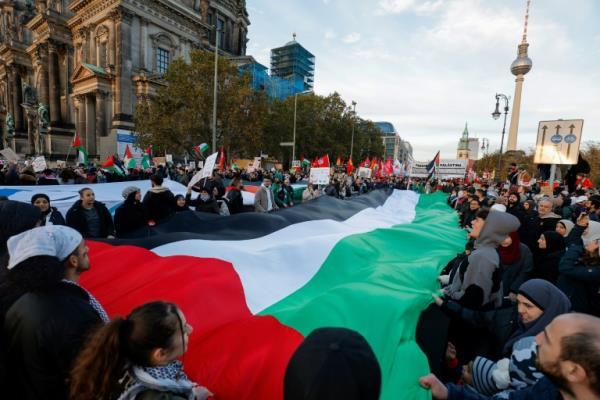 数千人在欧洲和伊朗为巴勒斯坦人游行