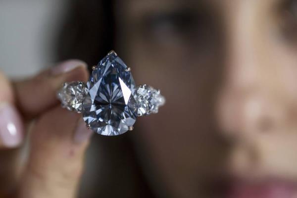 蓝色皇家钻石在拍卖会上以近4400万美元的价格成交