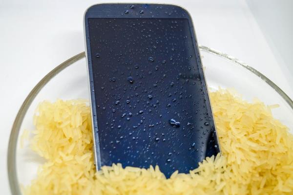 苹果警告:不要把湿iPhone放在米饭里这样做吧