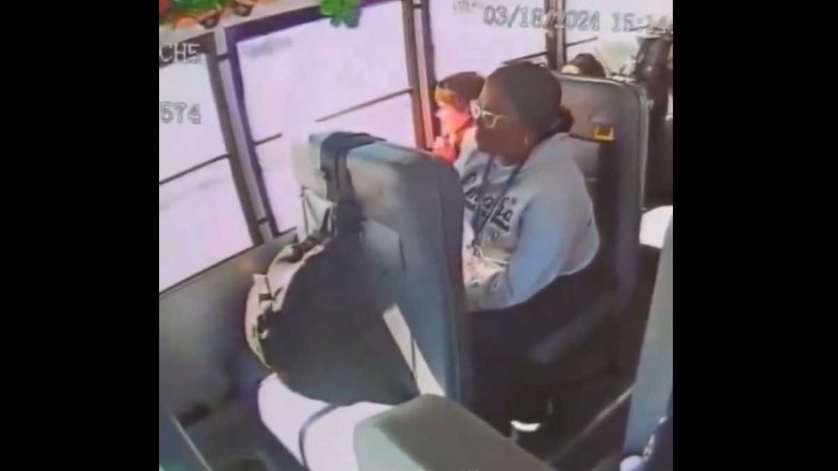 镜头捕捉到:美国公交车助理拳打脚踢，踩踏科罗拉多州自闭症男孩