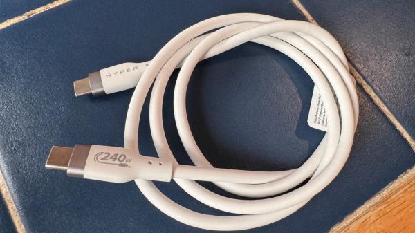 我最喜欢的USB-C电缆非常灵活，可提供240W的功率