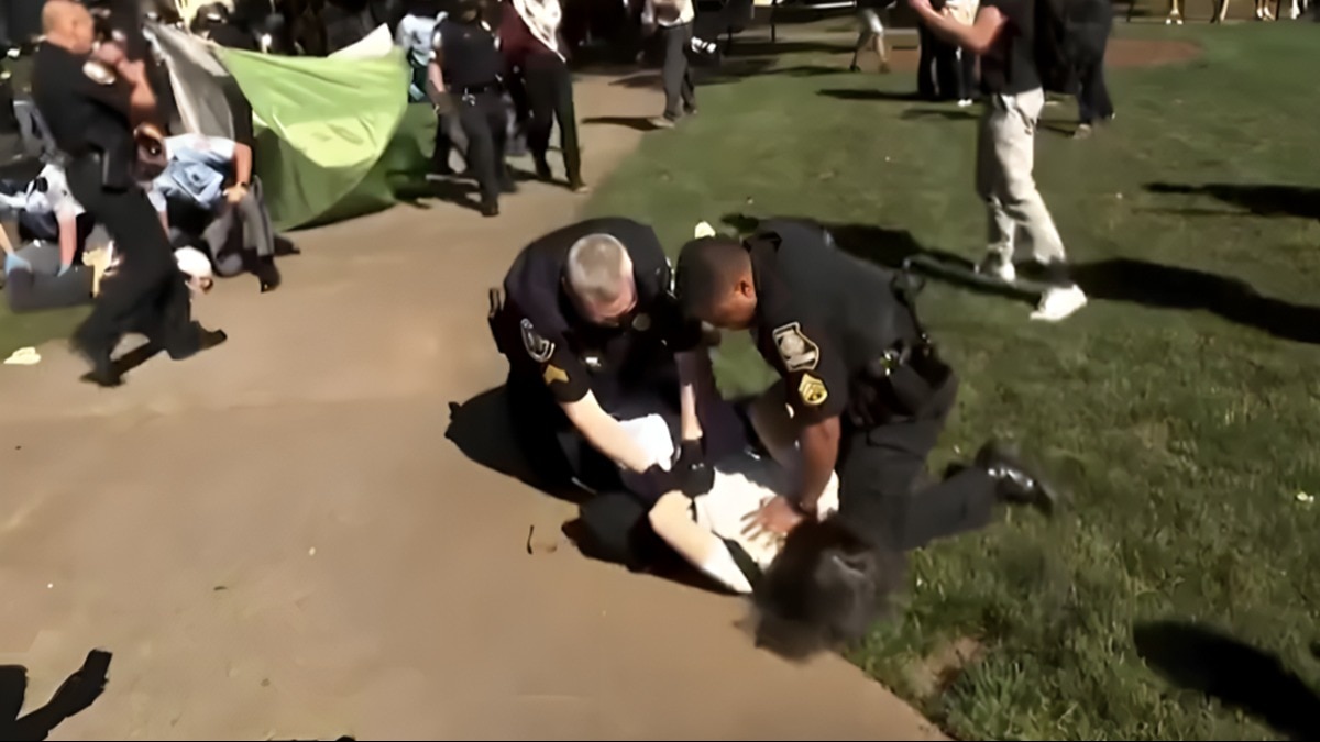 在亚特兰大埃默里大学举行的亲巴勒斯坦抗议活动中，美国教授Caroline Fohlin被格鲁吉亚警察按在地上并戴上手铐