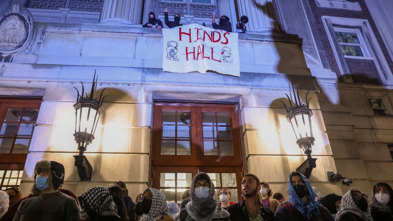 视频:亲巴勒斯坦抗议者冲击哥伦比亚大学，打破窗户，重新命名汉密尔顿大厅