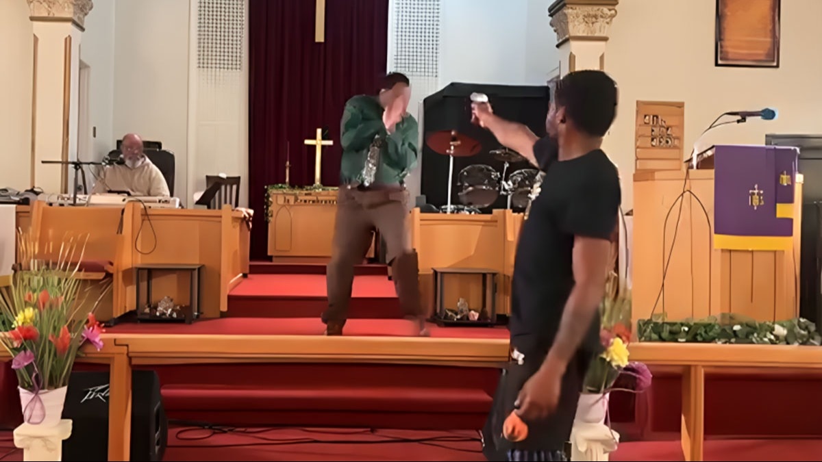 在宾夕法尼亚州的一座教堂里，一名男子用枪瞄准了一名牧师他声称是上帝让他这么做的他的枪坏了